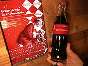 Personalisieren lassen konnte man sich seine Coca Cola Flasche am 01.12.2019 im Olympiapark, München  (Foto: Martin Schmitz)